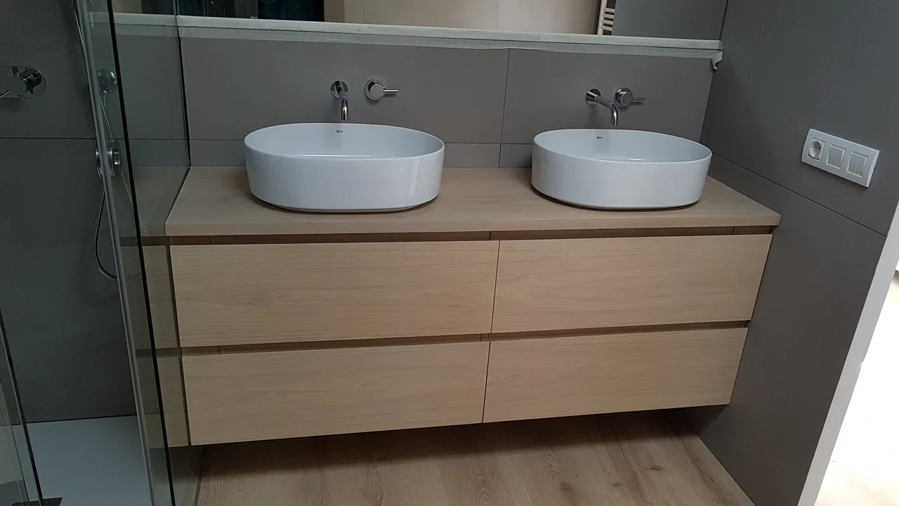 Mueble de baño suspendido con frentes de madera