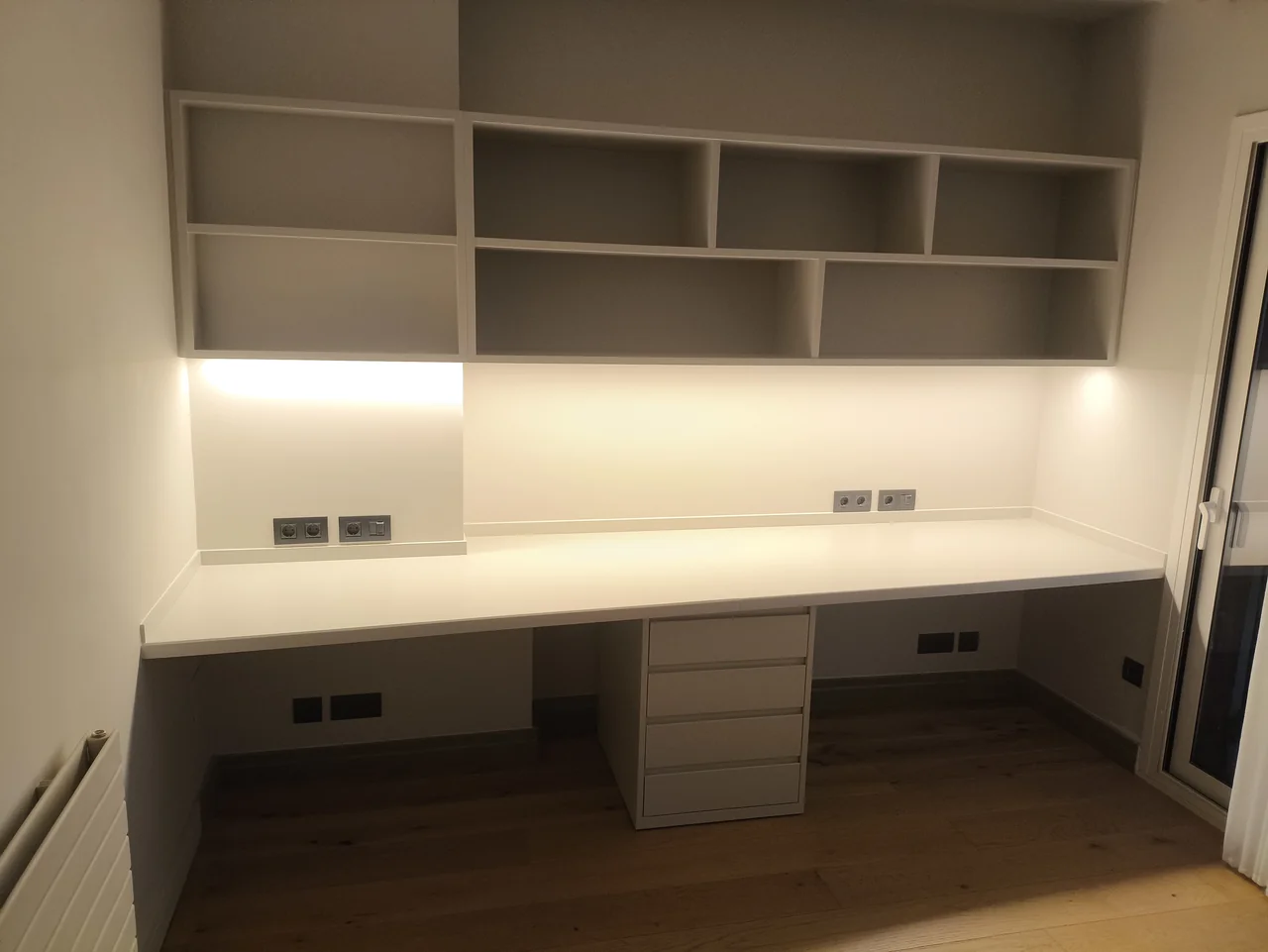 Escritorio a medida con estantes y luz integrada