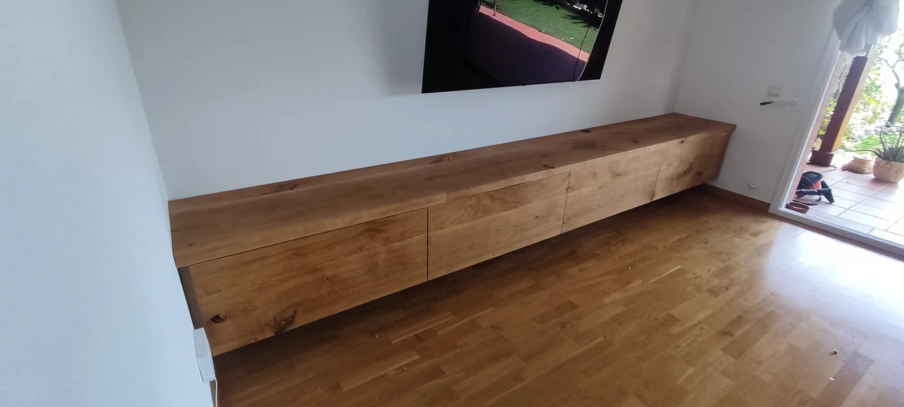 Mueble bajo suspendido con frentes de madera
