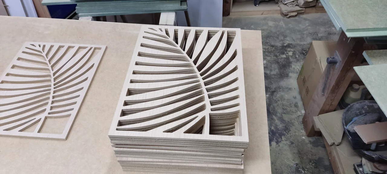 Panells decoratius amb formes de fulla tallades amb CNC
